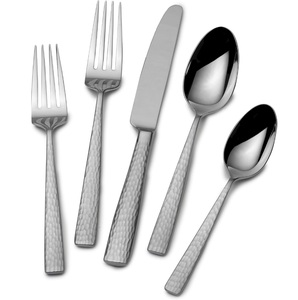 Ensemble de couverts modernes et élégants de cinq pièces en acier miroir et en acier inoxydable pour les repas des fêtes et des mariages - Product Image 3