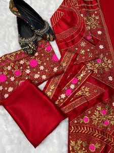 Conjunto de Kurta y Sharara para mujer, mezcla de algodón bordado de alta calidad para mujer, Kurta recto para mujer a un costo efectivo - Product Image 2