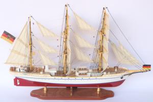 Modèle de bateau à voile en bois fait main allemand avec une forme irrégulière peinte pour la décoration de table à domicile pour la fête des pères - Product Image 4