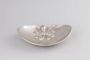 Plateau décoratif en métal argenté et doré fait à la main nouveauté plateau de service au design de feuille d'or pour la vaisselle de salle de bain à la maison - Product Image 2