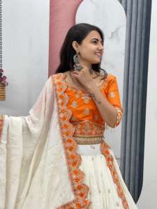 Lehenga Choli especial para boda con codificación de bordado pesado y trabajo de lentejuelas perfecto para celebraciones nupciales y tradicionales - Product Image 4