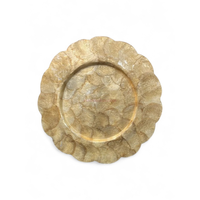 Assiette de présentation ronde de luxe en nacre dorée et bambou, inspirée de la vie côtière pour une mise en scène décontractée de la table