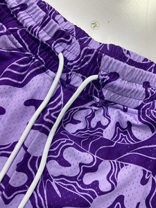 กางเกงขาสั้นตาข่ายสำหรับออกกำลังกายแนวสตรีทของผู้ชายกางเกงขาสั้นออกแบบลายพรางสีม่วงพร้อมช่องพิมพ์ซับลิเมชัน100% โพลีเอสเตอร์ - Product Image 4