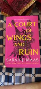Una Corte de Alas y Ruina de Sarah J. Maas, novela de fantasía en formato de bolsillo. - Product Image 2
