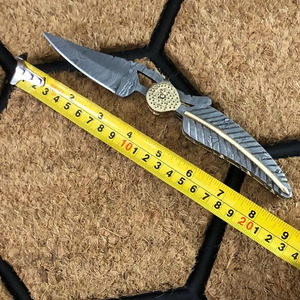Couteau de poche pliant en acier Damas avec lame en forme de plume, poignée en laiton et étui en cuir - Fabrication artisanale sur mesure, vente en gros, fournisseur en vrac - Product Image 4