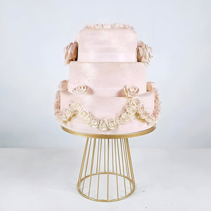 Support à gâteau en métal de meilleure qualité avec base géométrique support à gâteau de couleur dorée décor de mariage et d'anniversaire - Product Image 2
