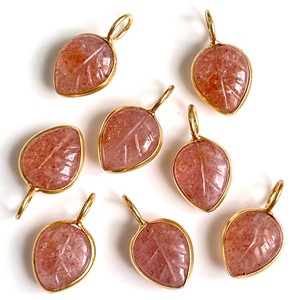 Charmes de pendentif feuille sculptée en quartz fraise rose naturel de haute qualité avec une finition lisse et une conception de sculpture à la main délicate - Product Image 1