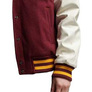 แจ็คเก็ตวาร์ซิตี้ลำลองพร้อมแถบลายทางสุดคลาสสิก ซับในนุ่มสบายด้วยผ้าริบถัก และดีไซน์ป้ายตัวอักษรแนวสปอร์ตสำหรับชุดลำลองประจำวัน - Product Image 6