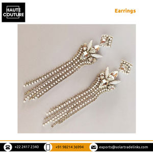 Boucles d'oreilles de mariée en forme de couronne faites à la main brodées à la main avec glands au design élégant pour femmes du vendeur indien - Product Image 4