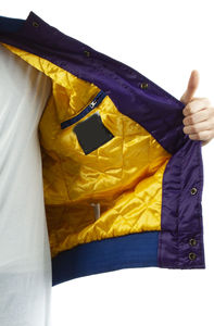 Chaqueta universitaria de satén de dos tonos de alta calidad para hombres Diseño de bordado de béisbol de invierno Satén de seda de alta calidad - Product Image 5