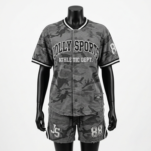 Ensemble short de baseball pour femme en polyester interlock gris, noir et camouflage, avec broderie chenille et logo personnalisé - Product Image 5