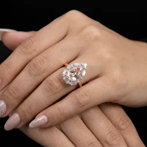 แหวนเพชรแล็บทรงลูกแพร์สีชมพูแฟนซี 18K โรสโกลด์ ประดับเพชรด้านข้าง น้ำหนัก 2.00 กะรัต เกรด F VVS2 รับรองโดย IGI จาก LILABA ENTERPRISE สำหรับทั้งชายและหญิง - Product Image 2