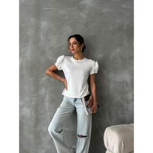 เสื้อยืดสีขาวสำหรับผู้หญิงลายดอกกุหลาบที่ไหล่-มีบริการขายส่ง - Product Image 4