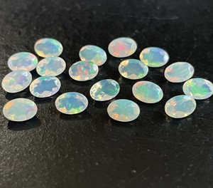 Opale éthiopienne naturelle coupe ovale 4x5mm à facettes-superbe opale de qualité multi-feu coupe ovale à facettes - Product Image 3