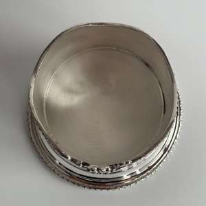 Jarrón de Metal Plateado Contemporáneo, Ideal para Decoración de Bodas, Centro de Mesa y Estilo de Recepción, Hecho a Mano en India - Product Image 3