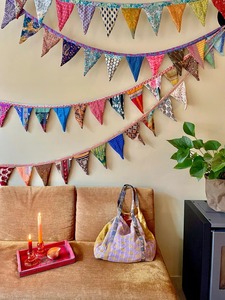 ネパールの花輪で誕生日、結婚式、ガーデンパーティーのために手作りされたアップサイクルサリフラッグバンティングボヘミアンの壁の装飾 - Product Image 2