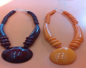 Collares colgantes de cuentas de laca de Cachemira hechos a medida con cuentas de hueso y cuerno de resina en color rojo para tienda de accesorios de moda - Product Image 3