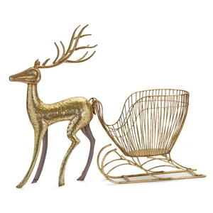 带有雪橇圣诞小雕像的金属鹿用于桌面装饰节日期间的节日焦点增加了风格。