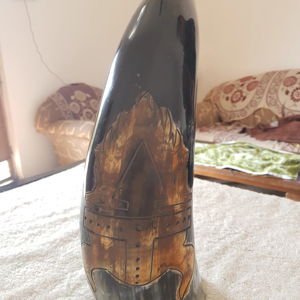 Corne à boire en buffle de style Viking personnalisable, fabriquée à la main, respectueuse de l'environnement, avec sangle en cuir poli et support métallique pour les passionnés - Product Image 1