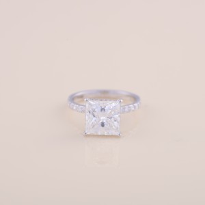 แหวนเพชรทรงปรินเซสคัทที่ได้รับการรับรองจาก IGI สำหรับงานหมั้น/งานแต่งงาน พร้อมวงแหวนประดับเพชรแบบ Pavé ทำจากทองคำขาว/ทองคำชมพู และทองคำเหลือง 14K - Product Image 1