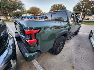Nissan Frontier 4X4 PRO-4X 4DR Crew Cab 5 FT 2025 Usada en Buen Estado - Product Image 2