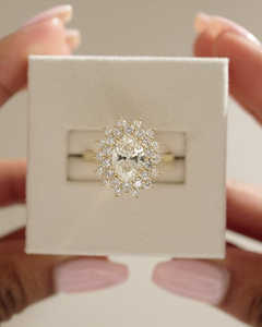 Bague de mariage en or massif 18 carats avec diamant de laboratoire ovale et halo taillé, style cathédrale, pour elle, avec de magnifiques bijoux - Product Image 2