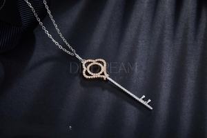 Elegante colgante de llave de diamante de moissanita de Plata de Ley 925 para mujeres y hombres corte redondo con claridad VVS chapado en oro - Product Image 3