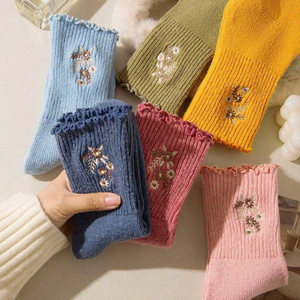 Calcetines Deportivos Premium con Diseño Gráfico, Estilo Urbano, Transpirables, de Algodón, para Uso Diario, Diseño Moderno para Marcas de Moda, Venta al por Mayor y al Detal - Product Image 1