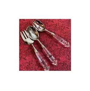 Élégant service à salade en or avec des têtes rondes plates, de longues poignées fines et des embouts en forme de boules de couleur parfaits pour une utilisation dans la cuisine moderne - Product Image 3