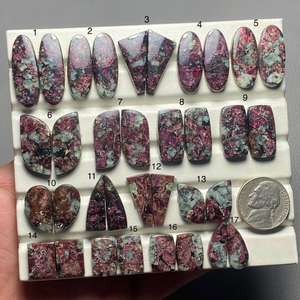 Paire de pierres précieuses Eudialyte avec des tons rouges et roses profonds, parfaites pour les boucles d'oreilles, les pendentifs et les créations de bijoux faits à la main. - Product Image 1