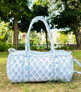 Bolsa de Viaje de Gran Capacidad, Deportiva, de Lujo, Resistente, de Algodón, para Fin de Semana, Hecha a Mano, con Tela Acolchada y Estampado en Bloques - Product Image 1