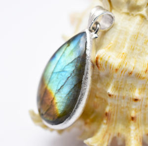 Pendentif en labradorite naturelle violet foncé, argent sterling 92,5, multi-violet, multi-feu, pendentif en argent pur, cadeau de Noël - Product Image 2