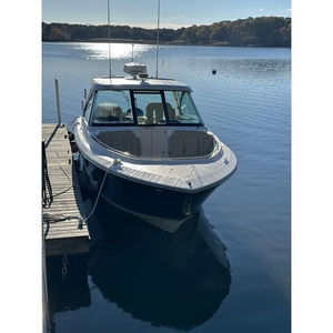 Lancha de Recreo Ligera de Alta Eficiencia, Impulsada a Mano, 2016 Pursuit DC 325, Doble Consola - Product Image 1