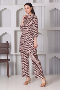 Ensemble Kurti Palazzo en coton tricoté floral d'été avec fente courte et boutons pour femmes |   Respirant |   Vêtements ethniques décontractés - Product Image 2