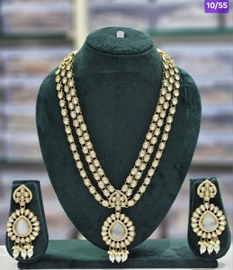 Bijoux pour femmes à la mode pour mariage fonction nuptiale pierre Kundan cloutée avec ensemble plaqué or Antique avec boucle d'oreille et Mangtika - Product Image 3