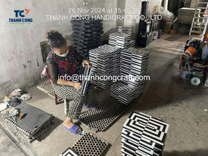 Plateau moderne en laque, plateau rond en bois pour servir, fait à la main, finition brillante, pour la cuisine, la salle à manger et les fêtes en plein air, fabriqué au Vietnam - Product Image 6