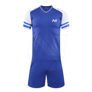 Uniformes de fútbol juvenil al mejor precio, conjuntos de entrenamiento de equipos con impresión de logotipo personalizado hechos en Pakistán - Product Image 1