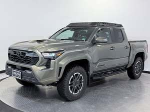 2024 Tacoma TRD Sport Doble Cabina Pickup 4WD Verde Metálico con Llantas Cromadas, Asientos de Tela, Arranque Remoto, TRD Automático R17 Izquierda - Product Image 2