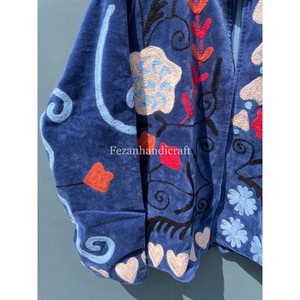 Chaqueta de Terciopelo Suzani al por Mayor, Chaqueta Corta de Invierno para Mujer con Bordado Floral de Diseñador y Forro Interior de Algodón - Product Image 3