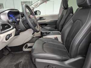 Interior Elegante, Conducción Suave, Chrysler Pacifica Touring L AWD 2024, Minivan - Product Image 5