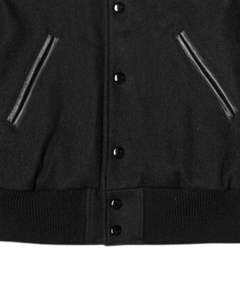 Chaqueta Universitaria para Hombre, Cuerpo Negro, Mangas de Cuero Negro, Cuello Acanalado, Botones a Presión, Estilo Bomber Clásico - Product Image 5