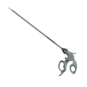 คีมผ่าตัดแบบใช้แล้วทิ้งชนิดมือจับตามหลักสรีรศาสตร์ ทำจากสแตนเลสสีดำ ขนาด 5 มม. x 330 มม. สำหรับการผ่าตัดผ่านกล้องแบบแมนนวล (แบบมีดมาร์ลิน) - Product Image 1