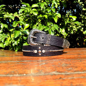 Cinturón Vaquero de Cuero Genuino Hecho a Mano con Tachuelas, Parche Floral Turquesa y Hebilla de Latón Macizo de 40 mm, Estilo Rock Argentino - Product Image 1