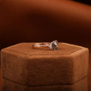 Anillo de compromiso clásico con diamantes de corte almohada de 1.20 TCW, diamantes de corte sal y pimienta, y diamantes en racimo de corte pera y baguette, certificado IGI - Product Image 4