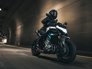 Pour moto sportive 678R noire et argentée avec accents bleus, design haute performance >80 km/h 1001-2000W - Product Image 4