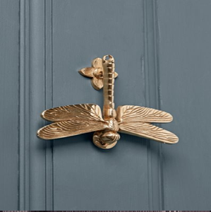 Un aldaba de puerta circular de estilo trenzado de latón decorativo, una adición atemporal y elegante a cualquier puerta principal, a precios al por mayor. - Product Image 6