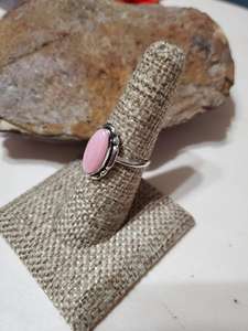 แหวนเงินแท้ประดับเปลือกหอยสีชมพูรูปไข่ทรงรี งานแฮนด์เมด สำหรับผู้หญิง ตัวเรือนแบบฝังเพชร ได้รับการรับรองจากผู้ตรวจสอบอิสระ เหมาะสำหรับงานแต่งงาน - Product Image 5