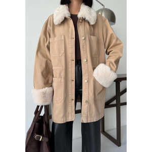 Veste en jean mi-longue pour femme avec détails en fourrure sur les manches et le col - Product Image 4