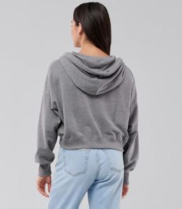 Sudadera corta de manga larga informal para mujer con capucha y logotipo frontal - Product Image 3