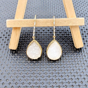 Bijoux en pierre naturelle, cristal d'agate blanche sucrée, boucles d'oreilles pendantes, plaqué or 18 carats, bijoux statement, petit accent en CZ, boucles d'oreilles à crochet - Product Image 3